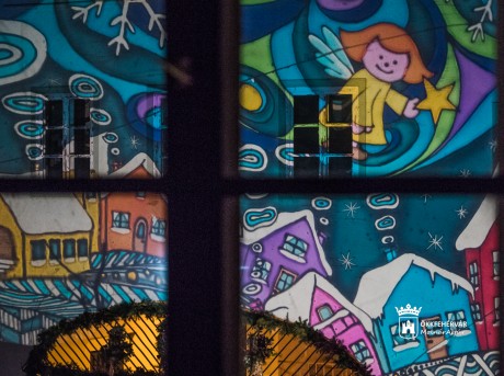 Stílusok találkozása a Városház téren - a második gyertya is ég az adventi koszorún