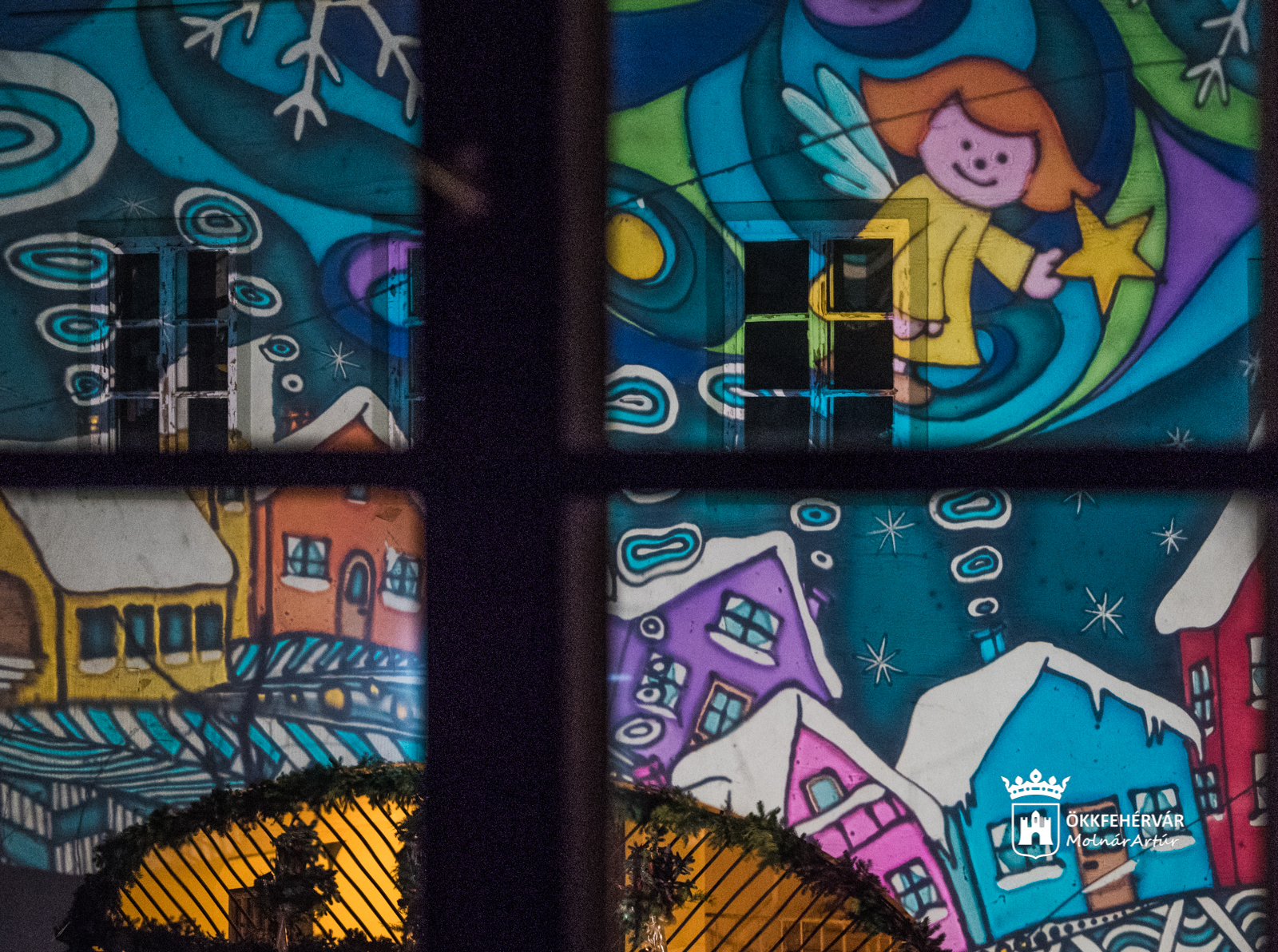 Stílusok találkozása a Városház téren - a második gyertya is ég az adventi koszorún