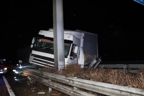 Kamion hajtott oszlopnak Fehérvár mellett az M7-esen