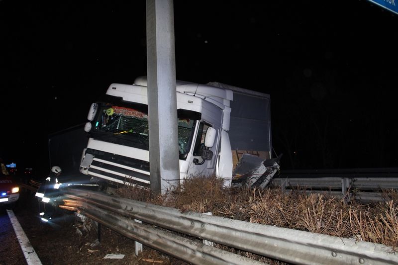 Kamion hajtott oszlopnak Fehérvár mellett az M7-esen