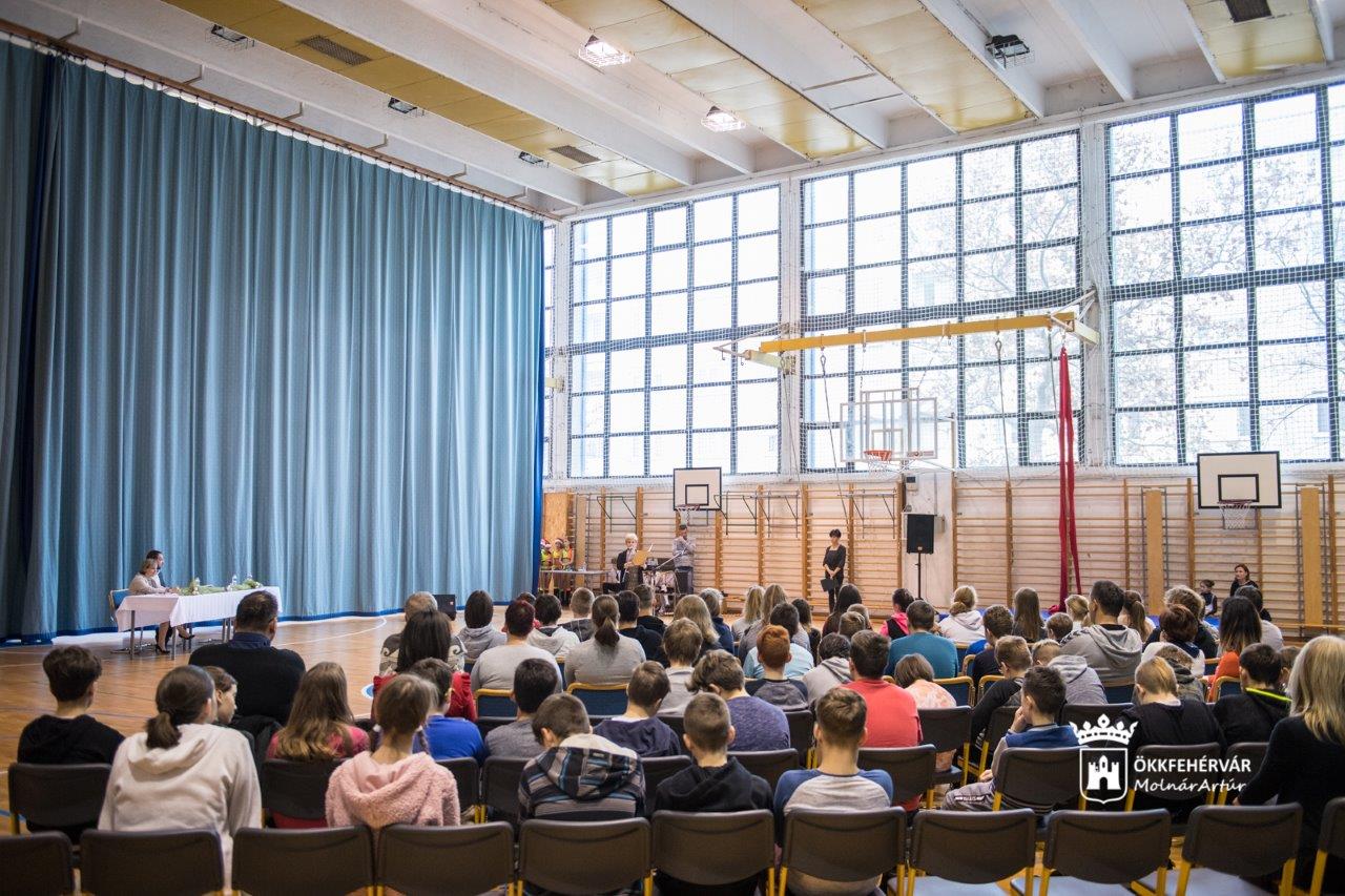 Szorosabbra fűzte kapcsolatát a fehérvári jégkorong alapítvány és a tóvárosi iskola