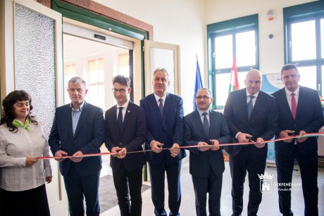 A székesfehérvári vasútállomáson adták át Fejér megye tizennegyedik kormányablakát