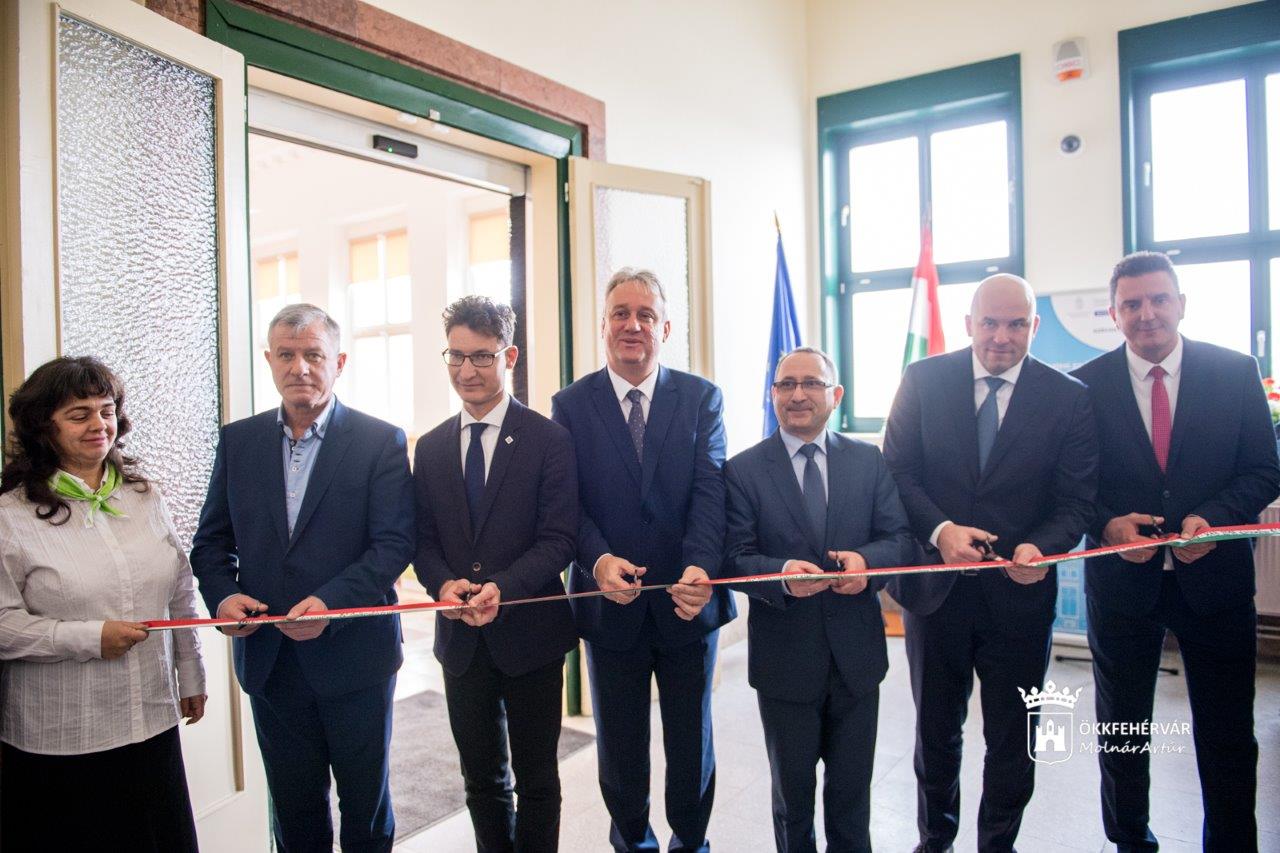 A székesfehérvári vasútállomáson adták át Fejér megye tizennegyedik kormányablakát
