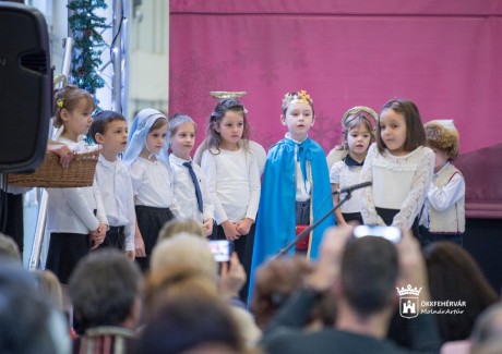 Óvodások, iskolások és nyugdíjasok karácsonyváró műsora a Vízivárosi adventen