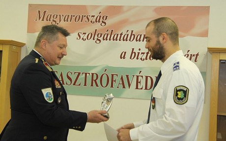 Tűzoltó elismerés a példamutató helytállásért egy fehérvári rendőr törzsőrmesternek