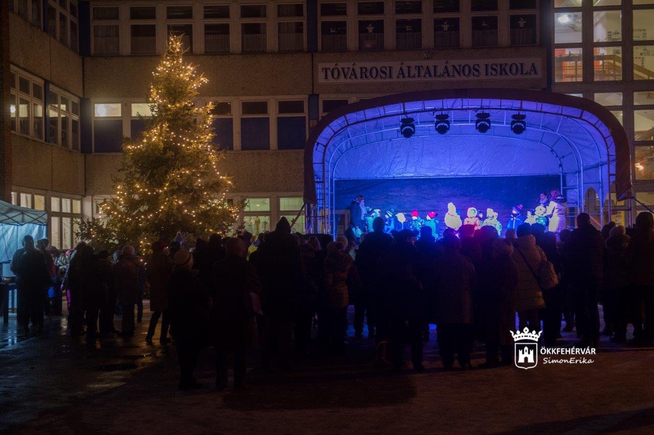 Együtt ünnepeltek a tóvárosi családok a városrész közös karácsonyfájánál