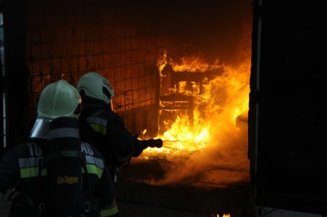 Néhány perc alatt lángba borulhat a lakás ha nem figyelünk a gyertyákra