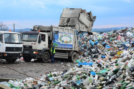 Szemétszállítás az ünnepek alatt - a megszokott napokon kell kitenni a kukákat