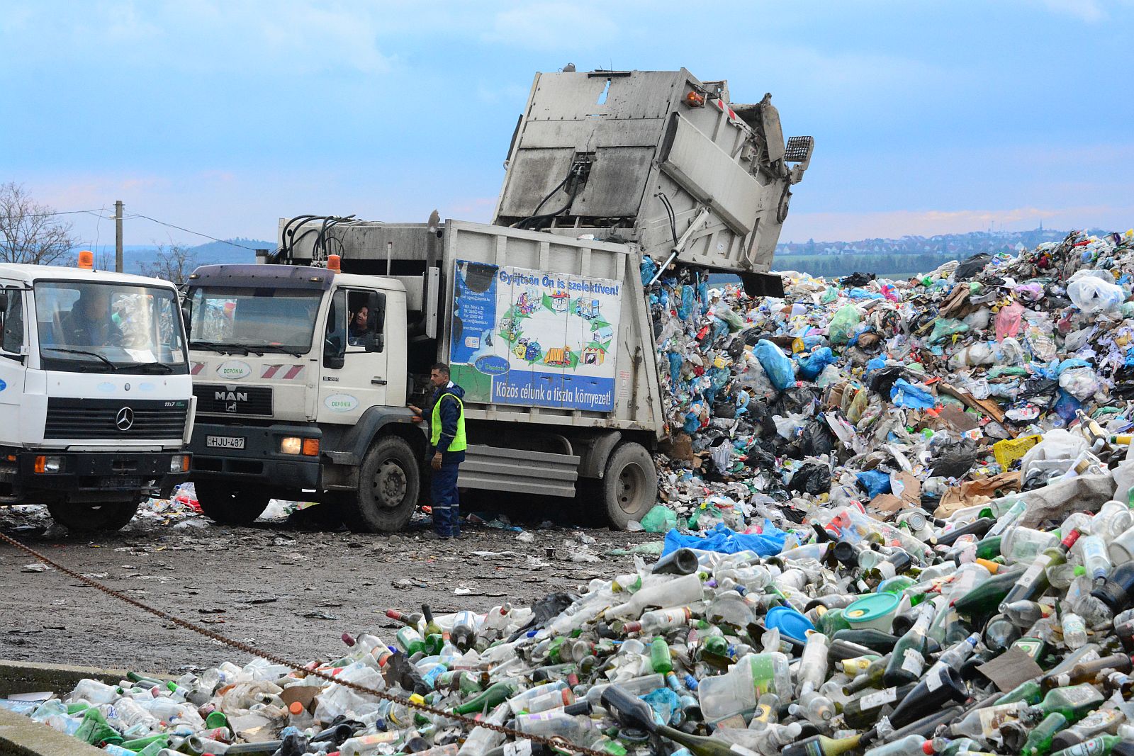 Szemétszállítás az ünnepek alatt - a megszokott napokon kell kitenni a kukákat