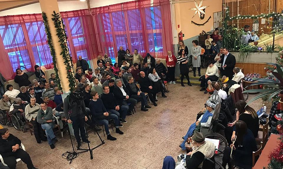 Fogyatékkal élőket ajándékoztak meg a székesfehérvári jégkorongozók