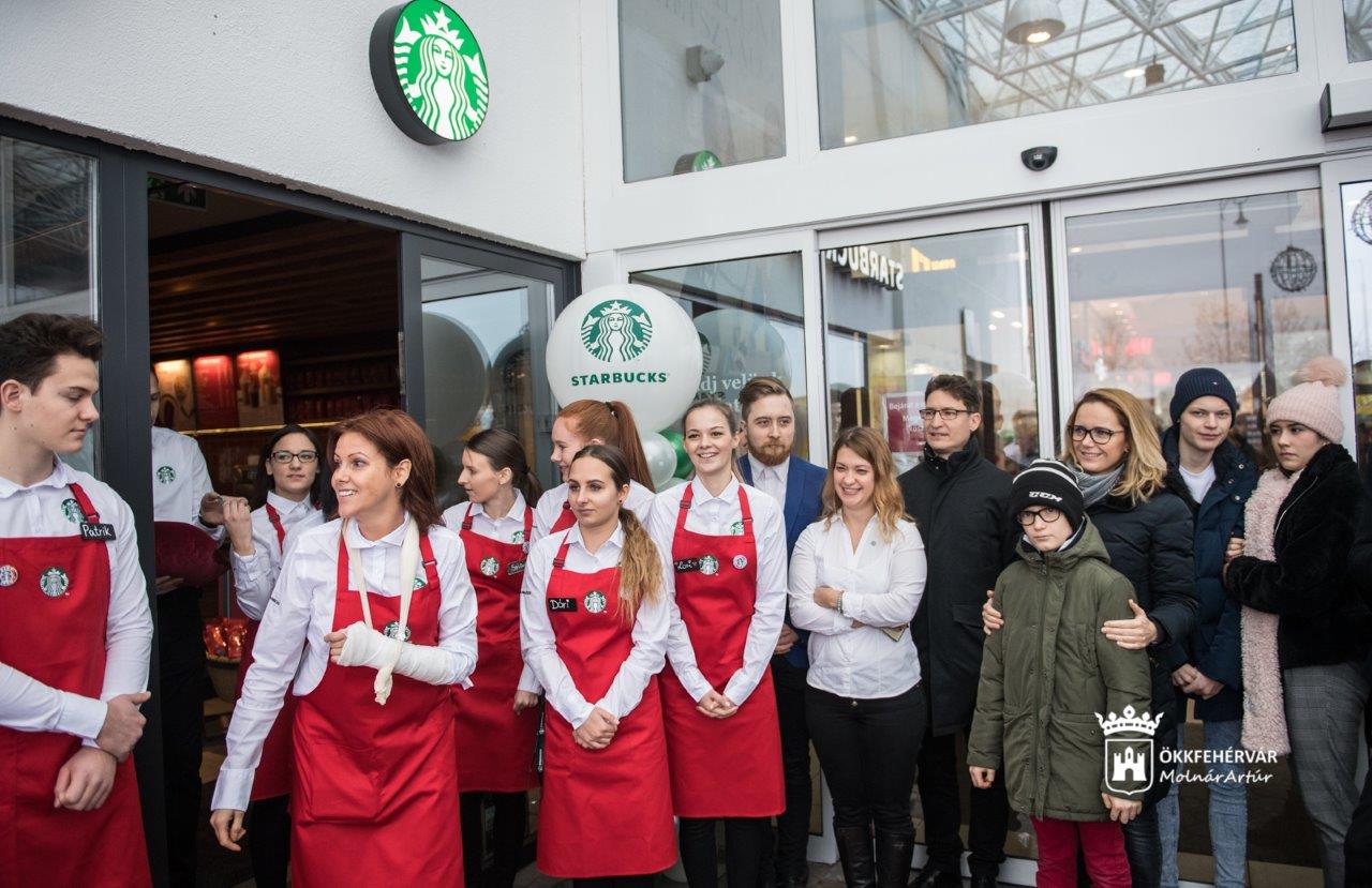 Dunántúl első Starbucks kávézója nyílt meg Fehérváron, az Alba Plaza bejáratánál