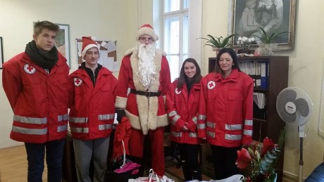 Közel 300 családnak segített adománnyal a Fejér megyei  Vöröskereszt