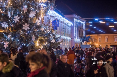 Mosoly, szeretet, csöndesség - a negyedik gyertya lángja is fellobbant