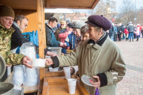 Szerencsés kezdet – idén is nagyon finom lencsét főztek a katonák