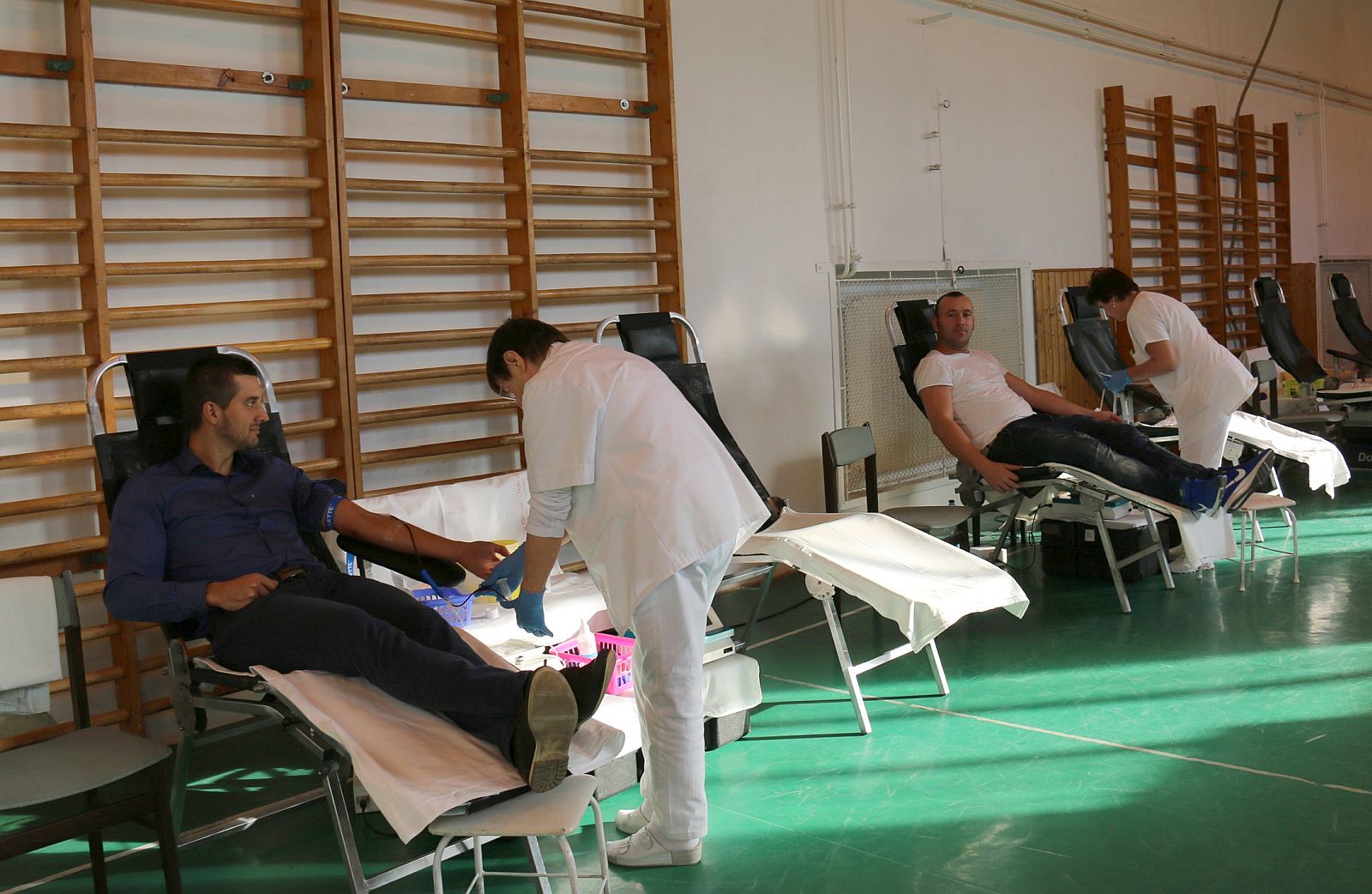 Vérüket adták a rendőrök - véradó nap volt a rendőr-főkapitányságon