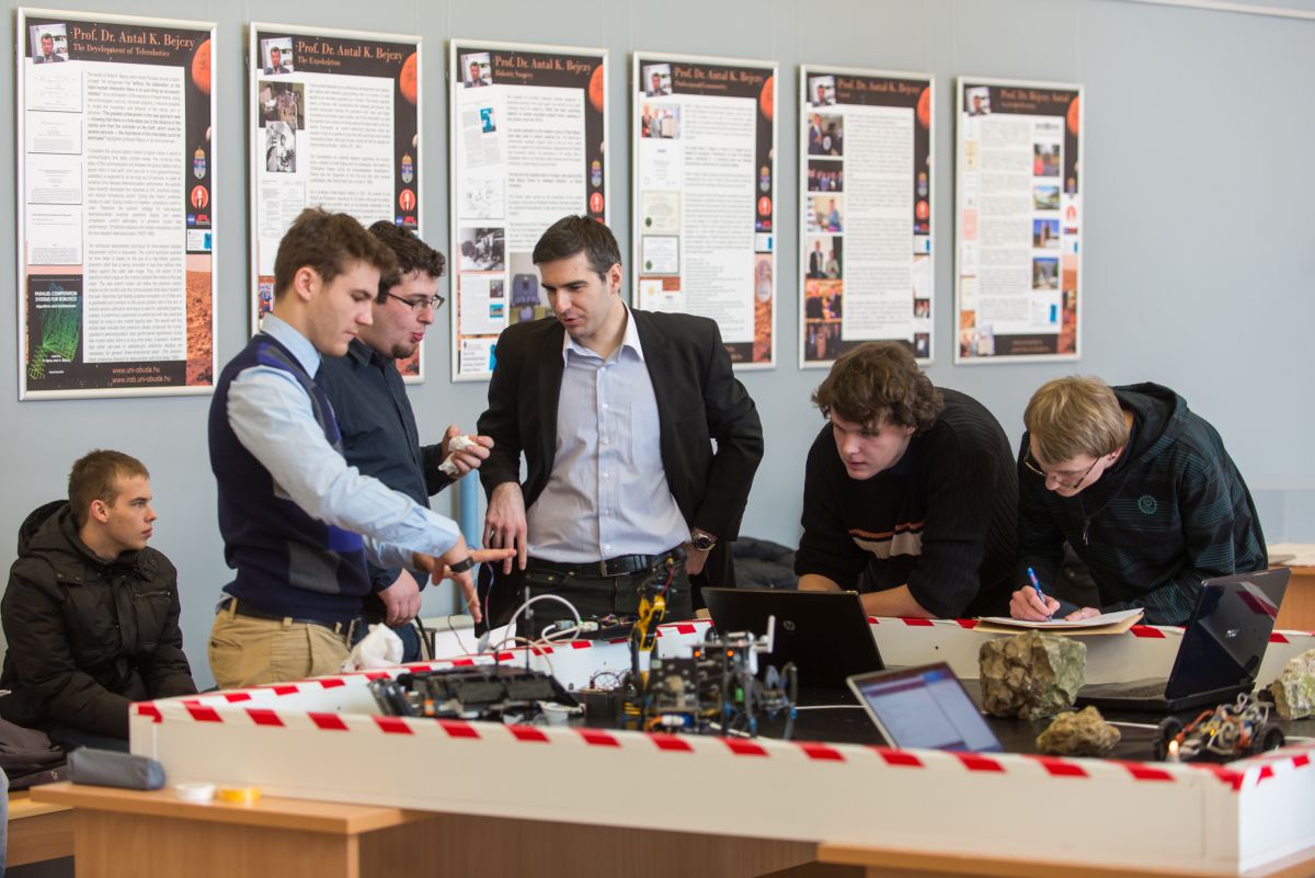 Robotikai versenyt hirdet középiskolásoknak az Óbudai Egyetem