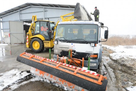 Péntek estétől dolgoznak a hókotrók a fehérvári utakon és járdákon