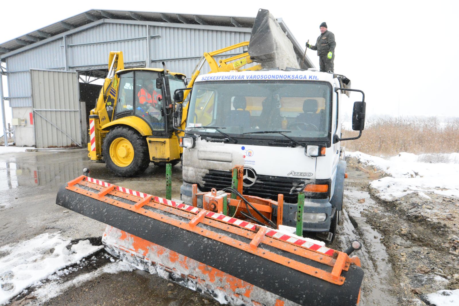 Péntek estétől dolgoznak a hókotrók a fehérvári utakon és járdákon