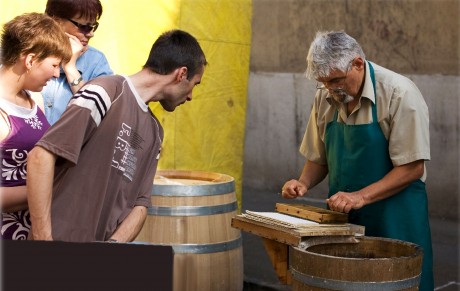 Merített papírcsodák láthatók hétfőtől a Széna téri Tagkönyvtárban