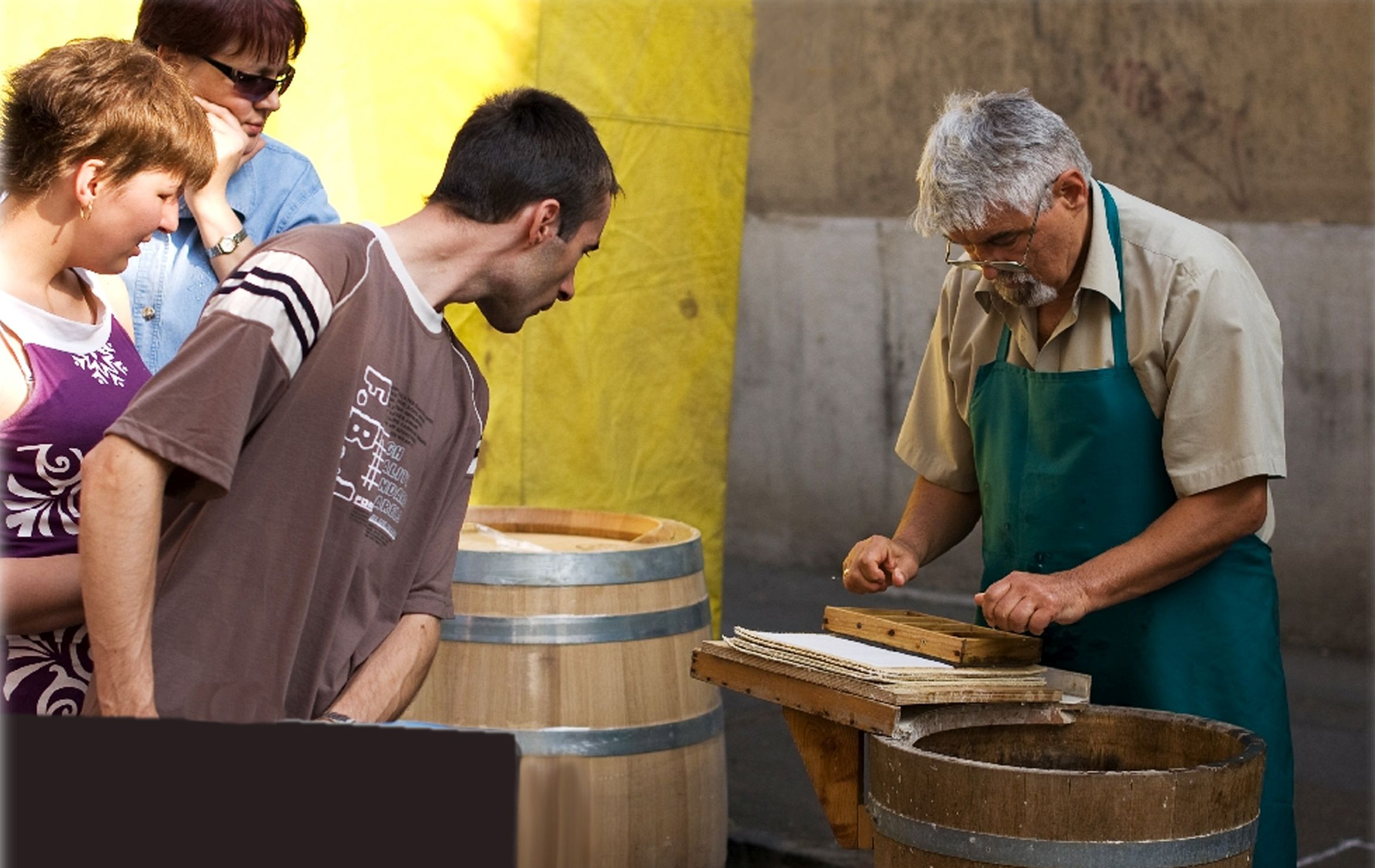 Merített papírcsodák láthatók hétfőtől a Széna téri Tagkönyvtárban