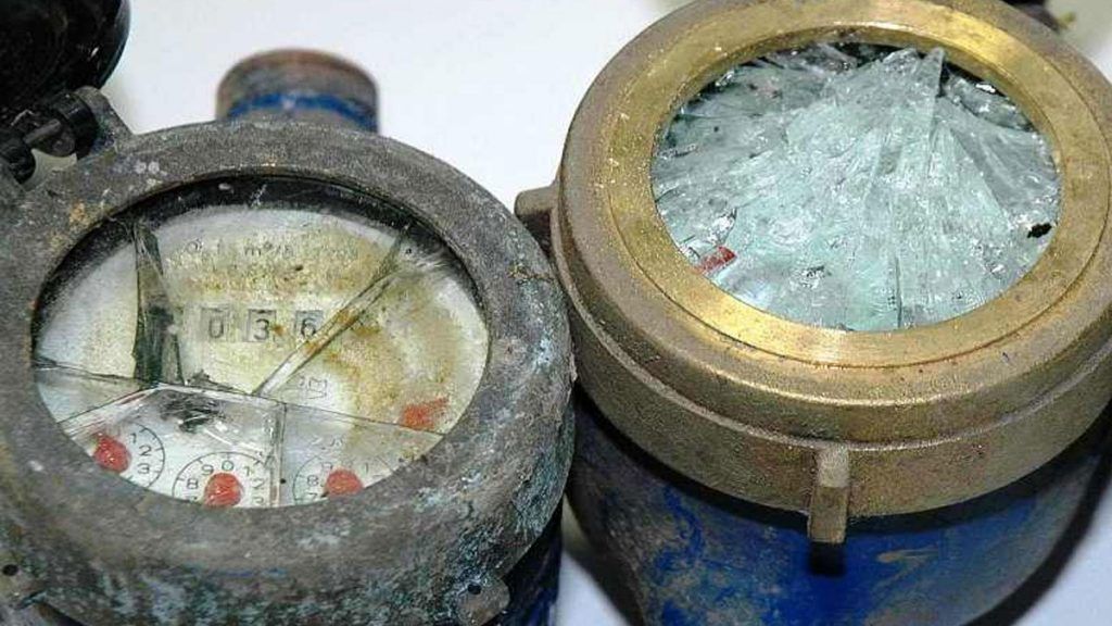 Érdemes ellenőrizni a vízórákat a telkeken is - a fagyás miatt elfolyt víz a fogyasztót terheli