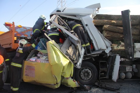 Beszorult kamionsofőrt mentettek a tűzoltók