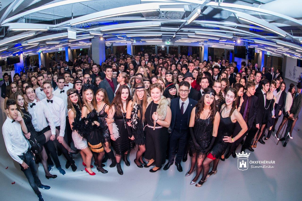 Csak tánc és jazz - ötszáz középiskolás a Városi Diákbálon