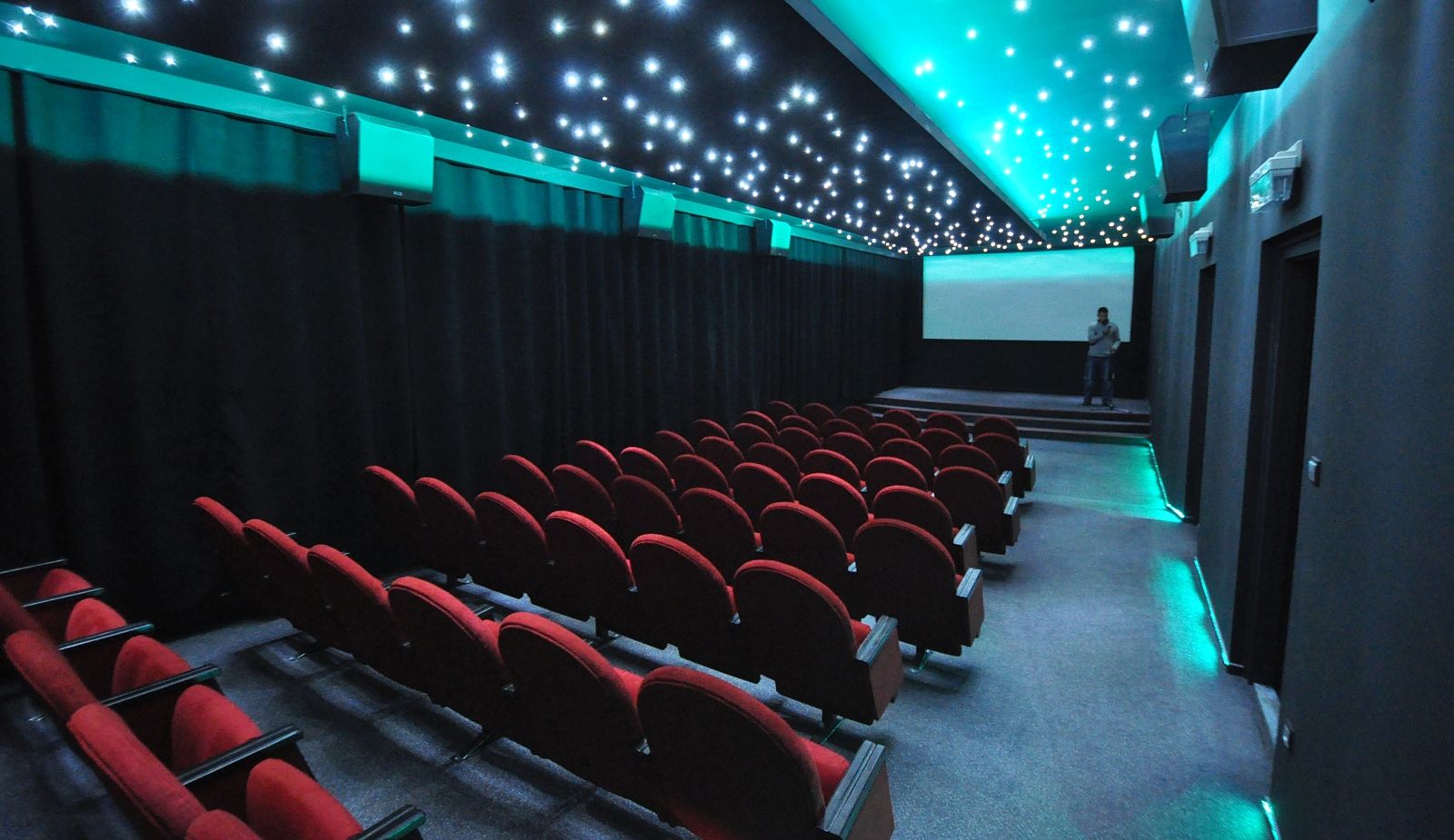Kultúrházak éjjel-nappal - a Barátság mozi gépházába is benézhetnek a látogatók