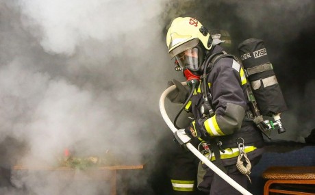 Elaludt, miközben odaégett a vacsora - tűzoltók törték rá az ajtót