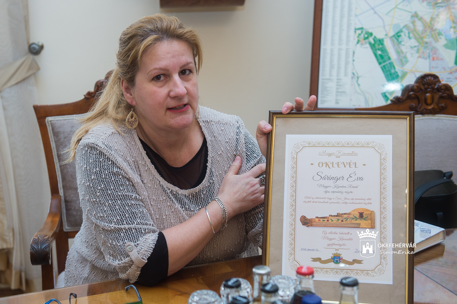 Bemutatni, továbbadni - a Városházán köszöntötték Sáringer Éva bútorfestőt