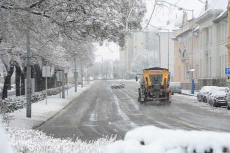 Folyamatosan dolgoznak az utak és a járdák takarításán Székesfehérváron