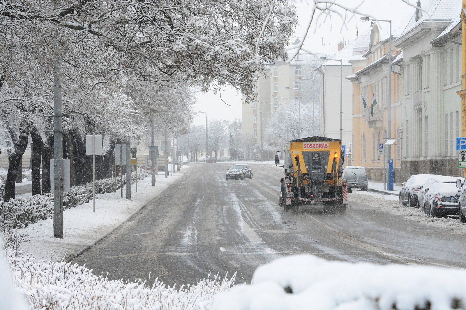 Folyamatosan dolgoznak az utak és a járdák takarításán Székesfehérváron