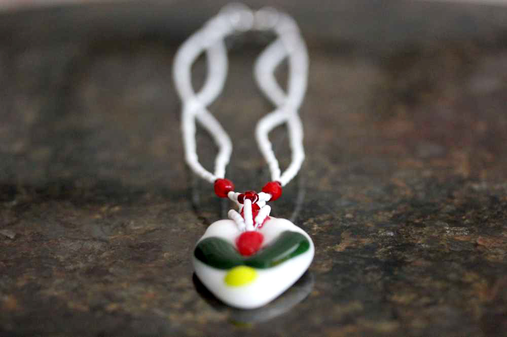 Gyöngy- és üvegékszer készítés lesz szombaton a Kézművesek Házában