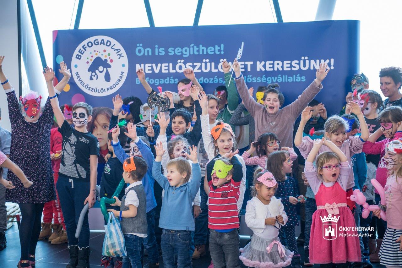 Vidám családi nap keretében mutatták be az új nevelőszülői programot Székesfehérváron