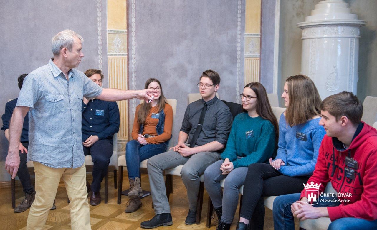 Szóval győzni - újabb mentornappal készültek a diákok a döntőre