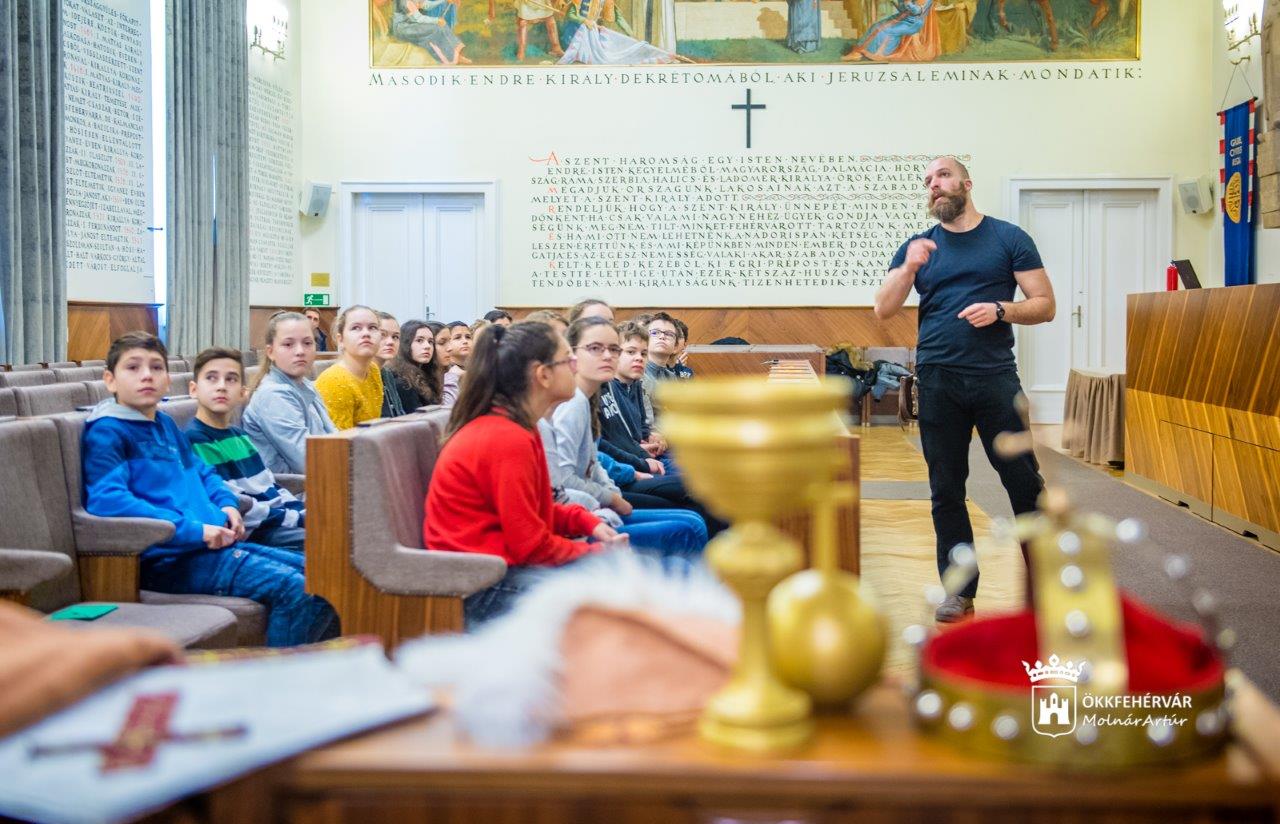 Rendhagyó történelemóra hatodik osztályosokkal a Városházán