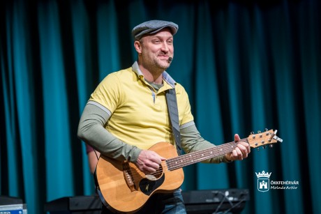 Jótékonysági koncert Alma-dalokkal, születésnapi meglepetéssel