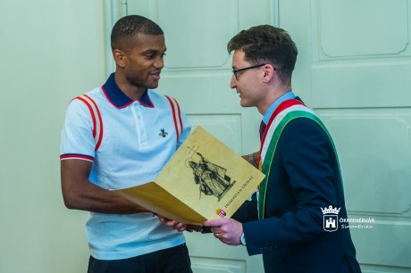 Székesfehérváron tette le az állampolgársági esküt Nego Loic