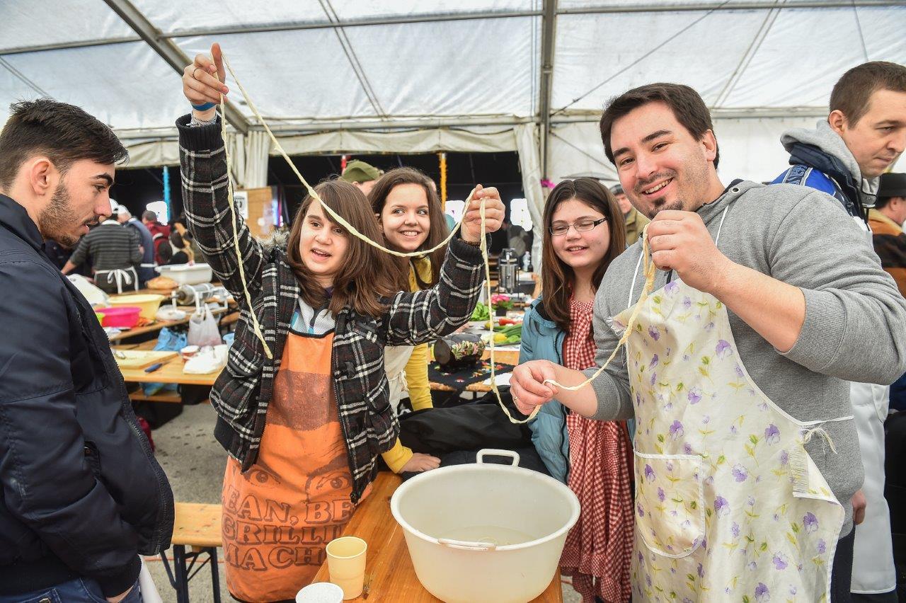 Háromszáz méter kolbász tekeredik a Jancsárkertben a VI. Fehérvári Kolbásztöltő Fesztiválon