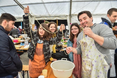 Háromszáz méter kolbász tekeredik a Jancsárkertben a VI. Fehérvári Kolbásztöltő Fesztiválon