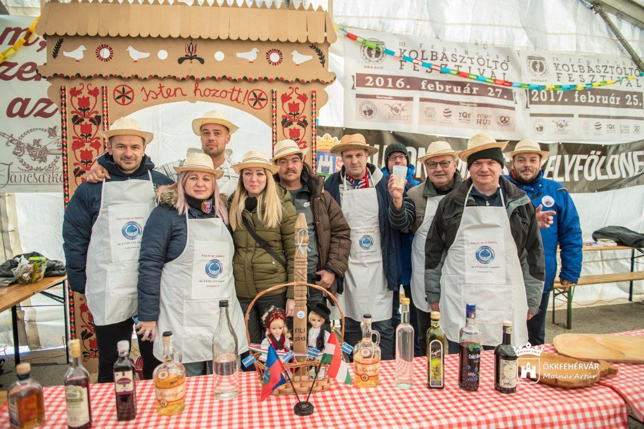 Farsangi vidámság és hagyományos étkek a VI. Fehérvári Kolbásztöltő Fesztiválon