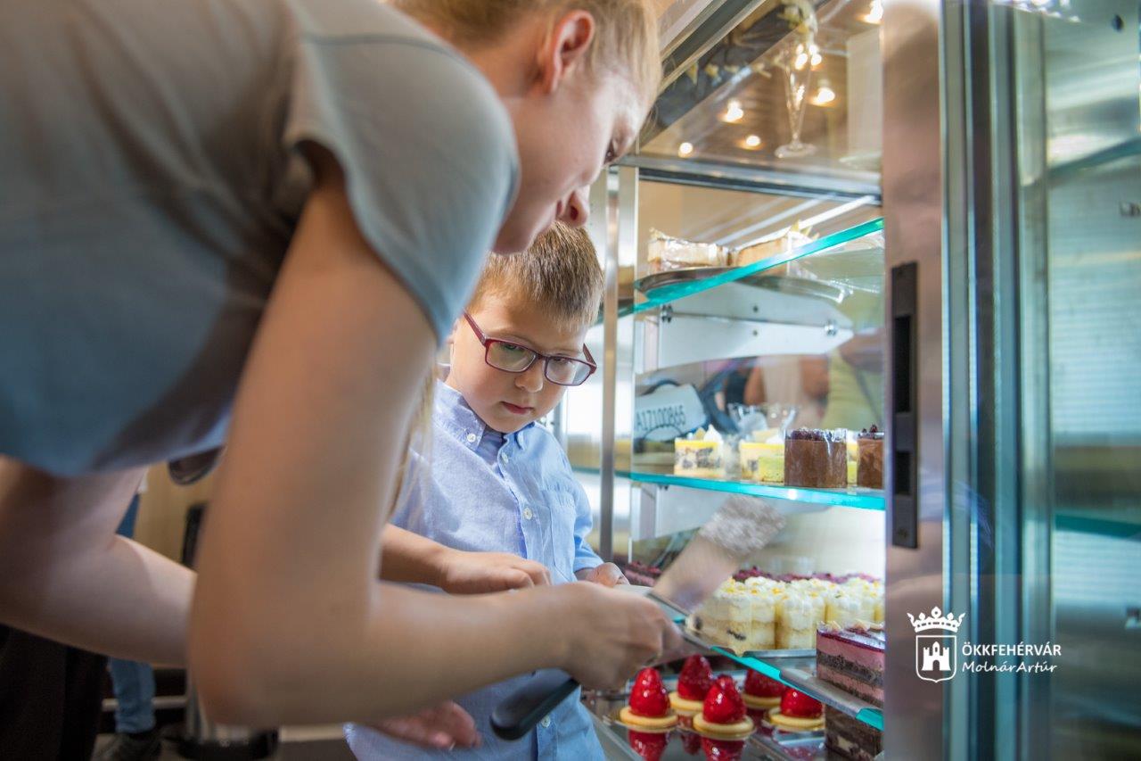 A Damniczki Cukrászda és a Pizza dell' Arte is a Dining Guide TOP 10-ben