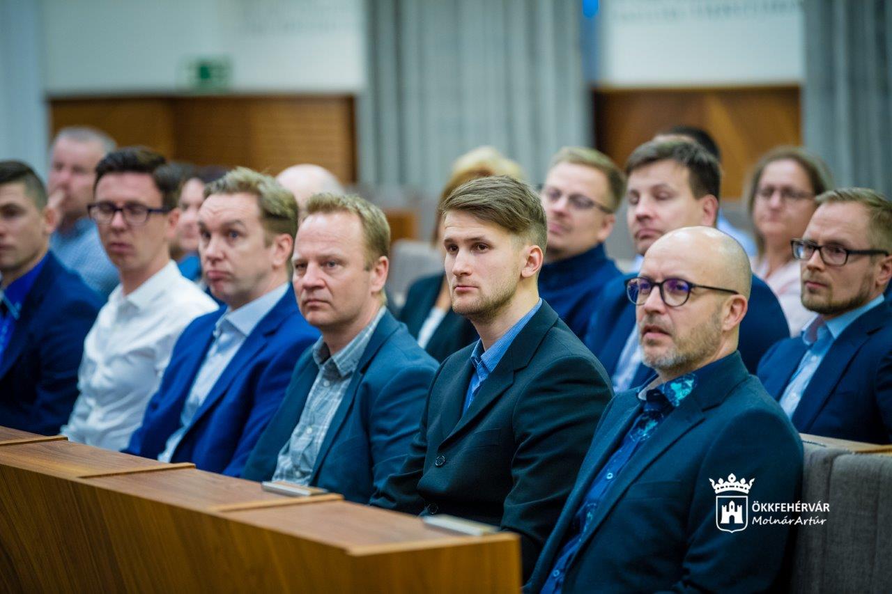 Finn és litván testnevelő tanárok, edzők látogattak a Városházára