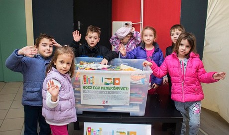 Közel ezer mesekönyvet gyűjtöttek a Barátság moziban