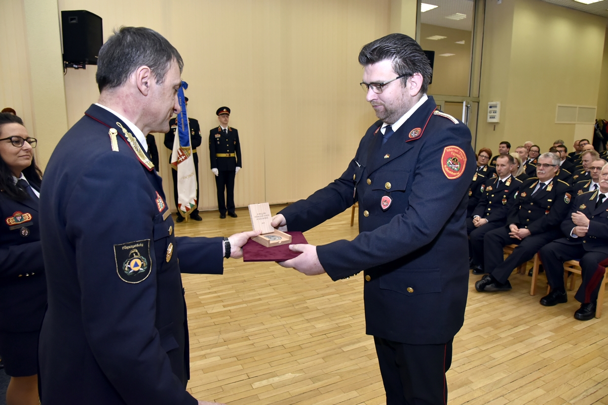 Rangos elismerést vehetett át a Fehérvári Tűzoltó Egyesület elnöke