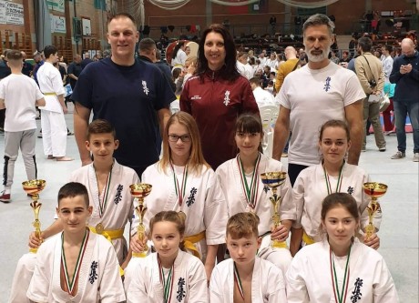 Ezúttal Szentesen tették le névjegyüket a fehérvári karatékák