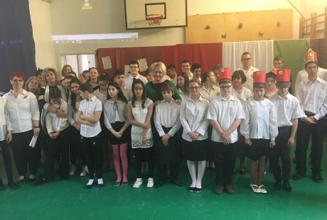 „Múlton nyugszik a jelen, s azon a jövendő” - színdarabbal ünnepeltek az Arany János iskolában