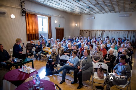 Az egészségért gyalogolni - nyugdíjasoknak népszerűsítette a mozgást Monspart Sarolta