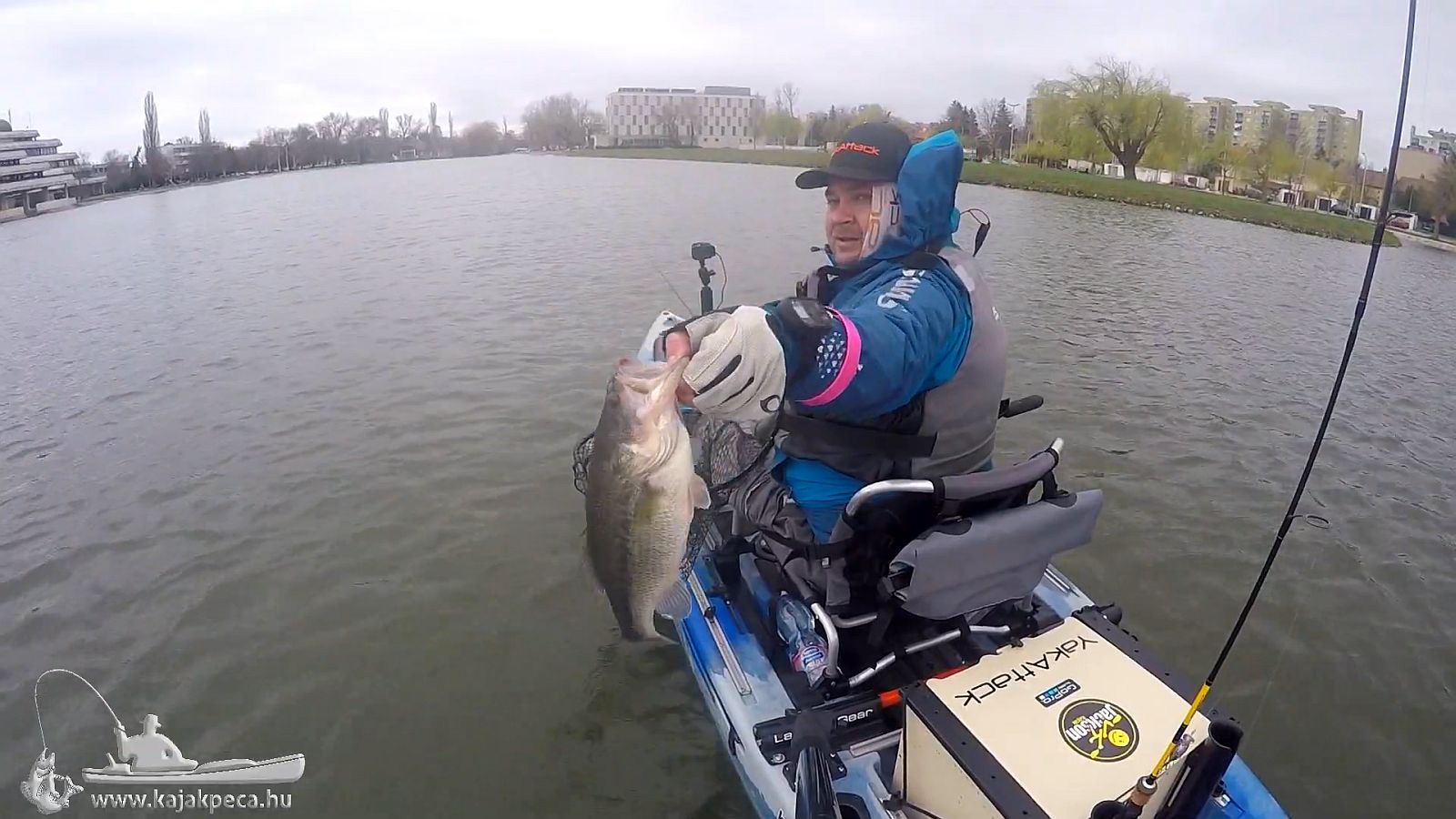 Viharos, kajakos feketesügér peca a Csónakázó-tavon