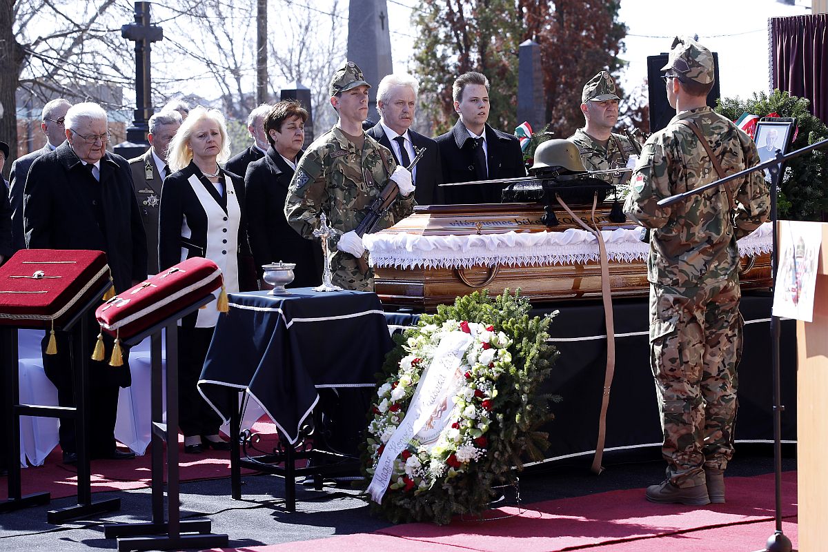 A Hosszútemetőben kísérték végső útjára vitéz nemes békei Koós Ottó alezredest
